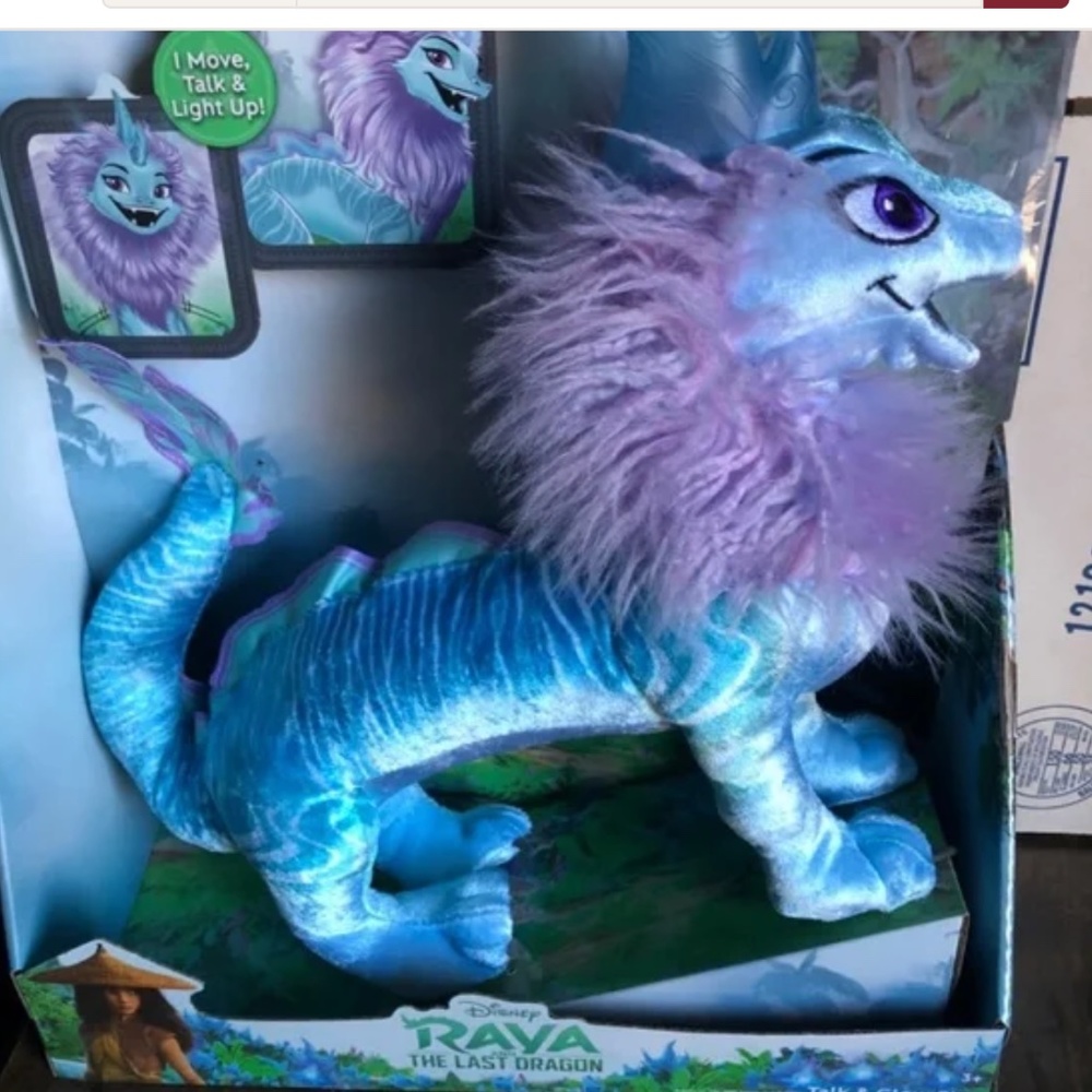 NIB!  Beautiful Animatronic Talk & Glow Sisu from Raya and The Last Dragon!